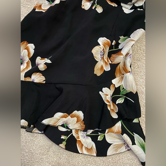 floral dress with beautiful feminine touches - Picture 2 of 6